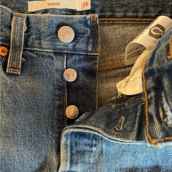 Levi’s wedge Jean. Size 24/inseam27. Excellent condition - Picture 3 of 5